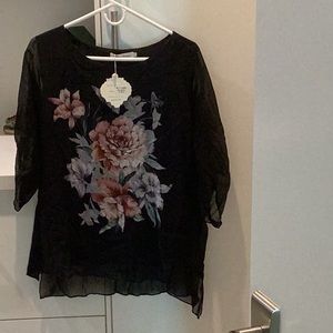 Black/Floral plus size top New w/tags. Size 1x ,runs small.